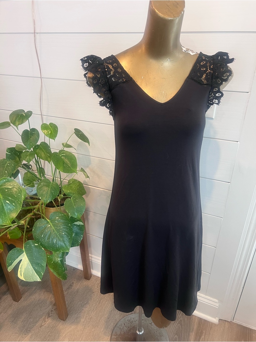 Women’s Black Lace Sleeve V-Neck Dress